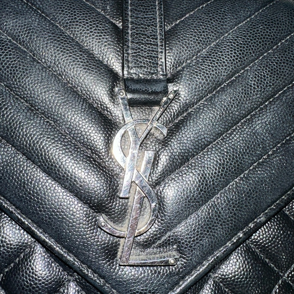 Saint Laurent
Envelope Medium in Quilted Grain De Poudre Embossed Leather - Picture 6 of 14